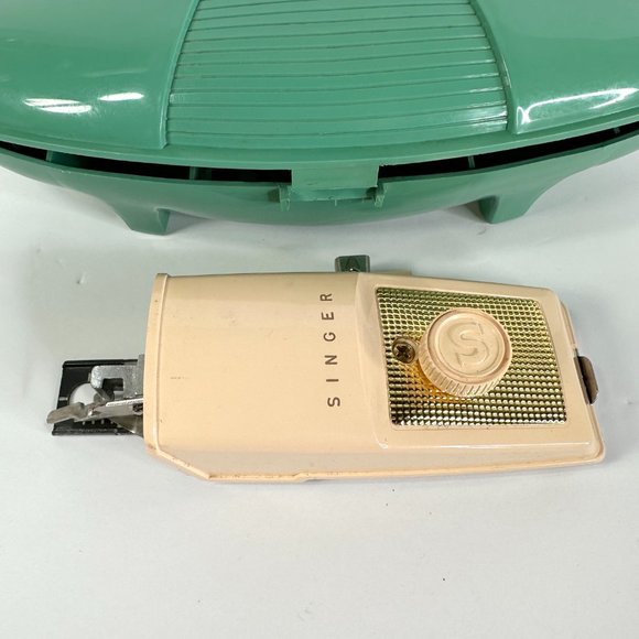 Singer Buttonholer in Case with Cams - Picture 3 of 16